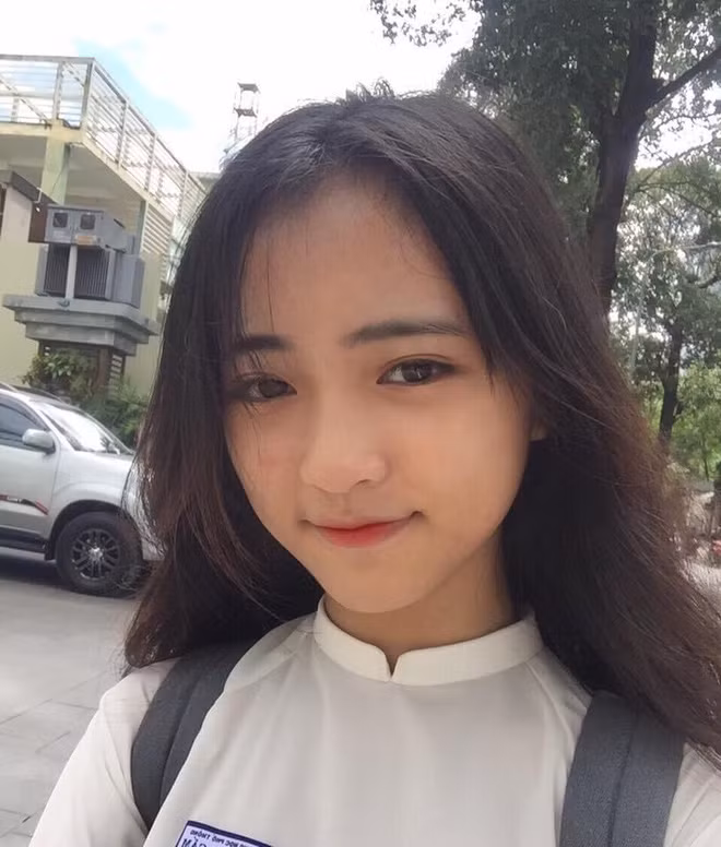 Ban đầu chưa tiếp xúc, hầu hết mọi người đều nhận xét cô bạn lạnh lùng, khó gần, thậm chí còn có phần hơi chảnh. Nhưng khi trò chuyện lại thấy Khanh khá hoà đồng, thân thiện, vui vẻ.