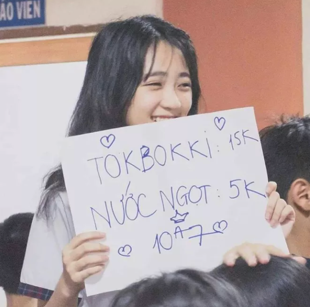 Chủ nhân của loạt ảnh cute hột me này là Trần Nguyễn Kiều Khanh, sinh năm 2002 học lớp 12 trường Lê Thị Hồng Gấm, TP.HCM. Cô bạn chia sẻ rất bất ngờ khi những bức ảnh của mình được cộng đồng mạng rầm rộ chia sẻ gần đây: "Nhớ lại hồi mới vào trường, mình hồi hộp lắm, vì mỗi lớp phải chọn 1 bạn nữ để tham gia chương trình ngoại khoá, mà hôm ấy mình đi trễ, vừa đến nơi cô bảo lên sân khấu thi luôn, chưa kịp chuẩn bị gì hết bây giờ nhìn lại vẫn thấy hơi ngại giống y lúc đó."