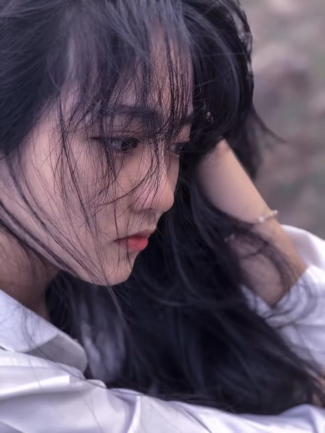 Ngoài ra, nữ sinh còn làm mẫu ảnh và tiếp cận với công việc kinh doanh tương đối sớm vì không muốn phụ thuộc quá nhiều vào kinh tế gia đình.