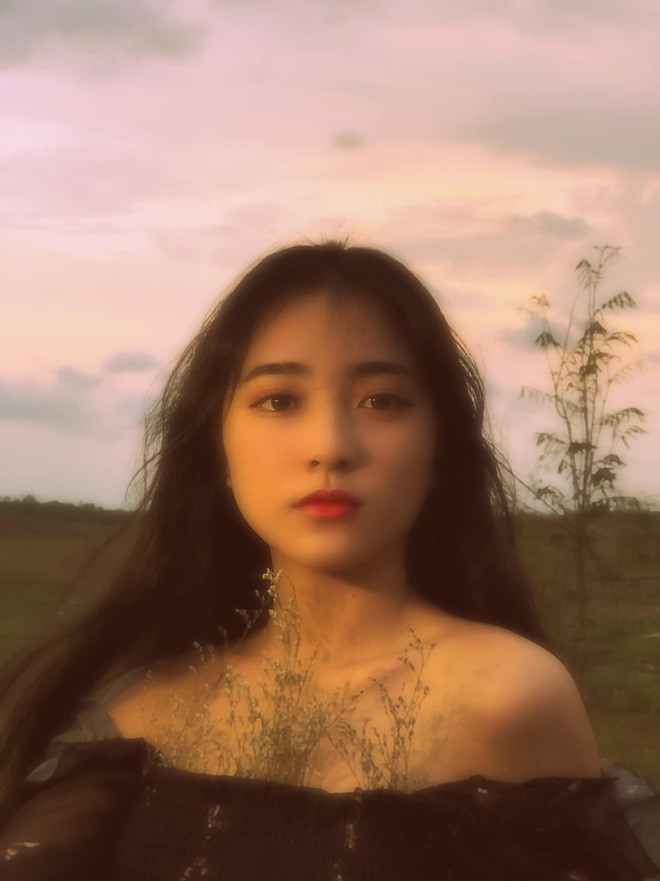 Ngay sau ít phút đăng tải, loạt ảnh nữ sinh Việt đã nhận về hàng chục ngàn lượt like, share, tương tác rầm rộ từ cộng đồng mạng.