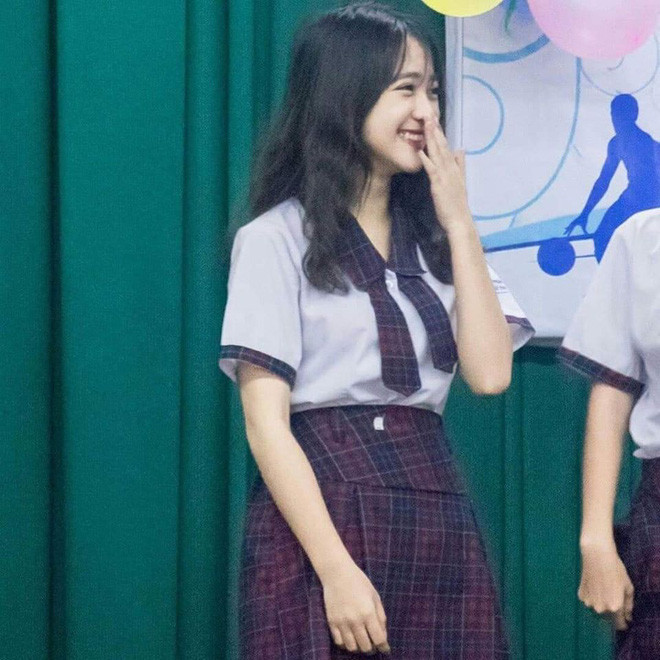 Như mới đây, trên mạng xã hội, loạt ảnh một nữ sinh bị chụp lén khi tham gia chương trình ngoại khoá của trường đã khuấy đảo cộng đồng mạng bởi vẻ ngoài xinh xắn và vô cùng dễ thương. Cô bạn gây xôn xao vì dù chỉ xuất hiện với một góc nghiêng mà thần thái vẫn cứ xuất sắc khiến không ít người xốn xang.