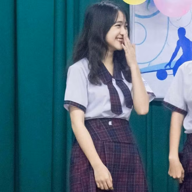 Như mới đây, trên mạng xã hội, loạt ảnh một nữ sinh bị chụp lén khi tham gia chương trình ngoại khoá của trường đã khuấy đảo cộng đồng mạng bởi vẻ ngoài xinh xắn và vô cùng dễ thương. Cô bạn gây xôn xao vì dù chỉ xuất hiện với một góc nghiêng mà thần thái vẫn cứ xuất sắc khiến không ít người xốn xang.