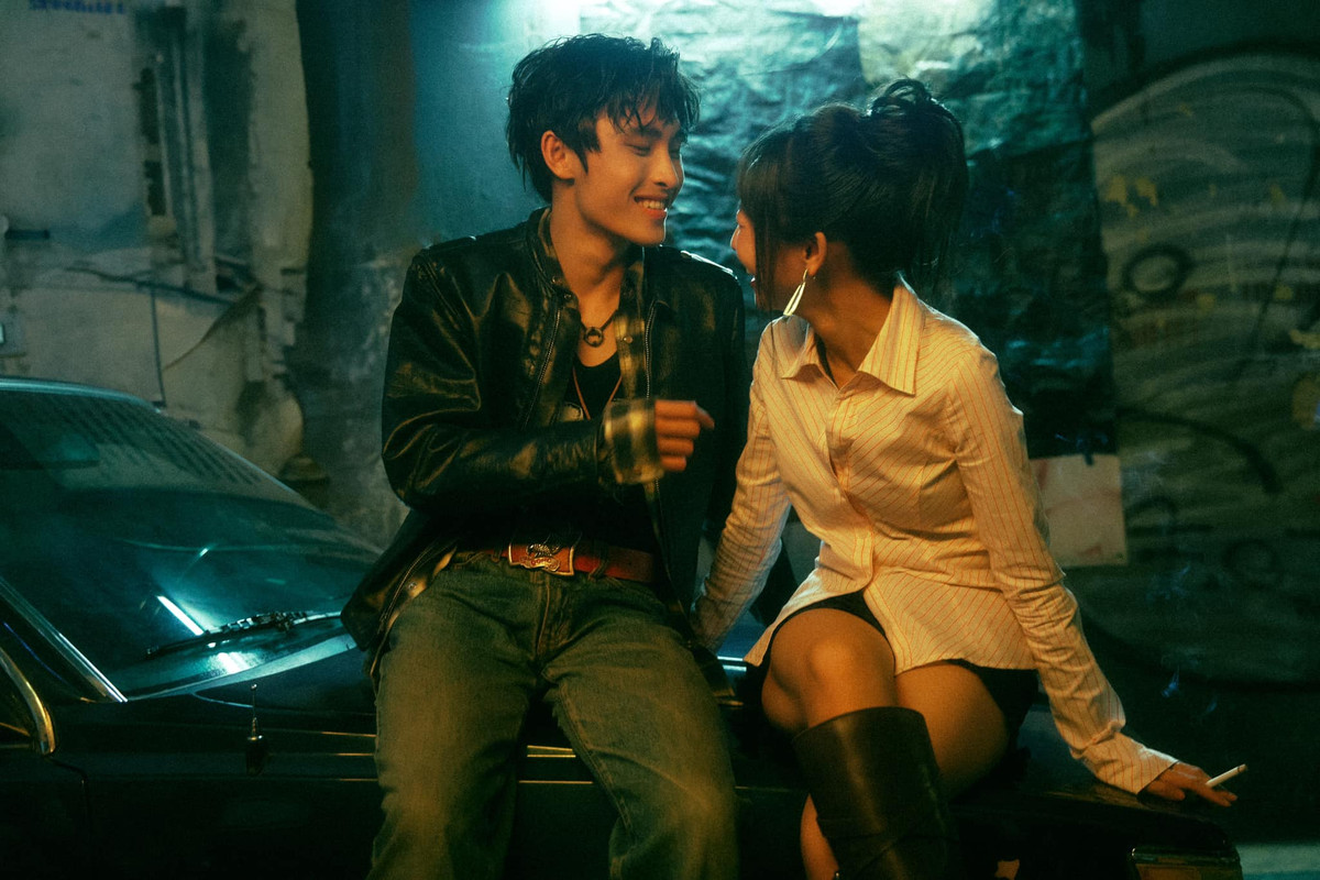 Với vai diễn con gái của ông trùm thế giới ngầm, sự chuyển mình của Hoàng Hà thuyết phục được người xem. Từ tạo hình đậm chất Y2K cho đến ánh mắt, thần thái, Hoàng Hà gần như lột tả được tính cách nổi loạn, gai góc, bất chấp vì tình yêu của vai diễn nữ.