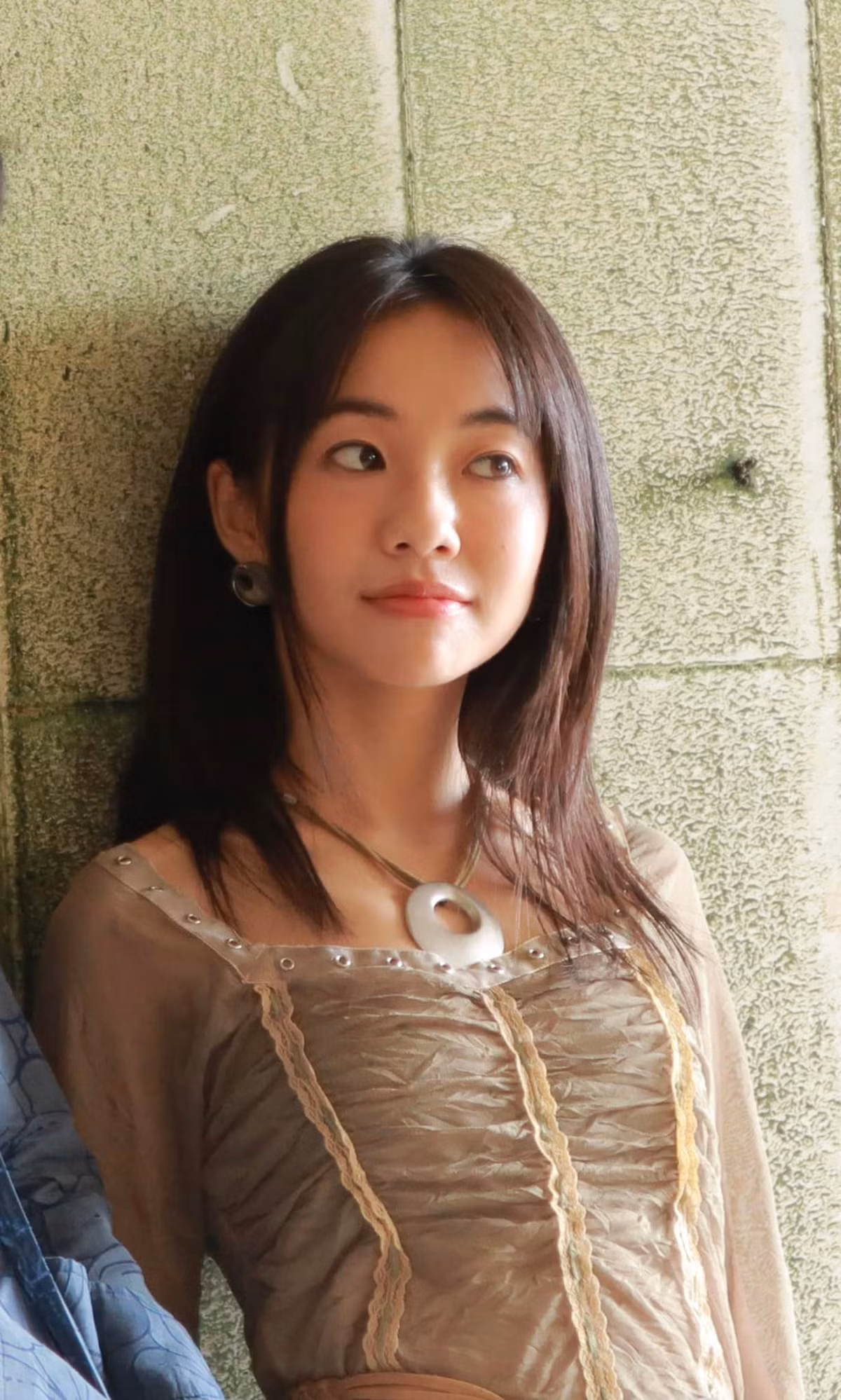 Phong cách ngoài đời của cô nàng cũng ít nhiều thay đổi. Nữ diễn viên đã chịu khó thử thách bản thân với những tính cách và thời trang ăn mặc khác nhau.