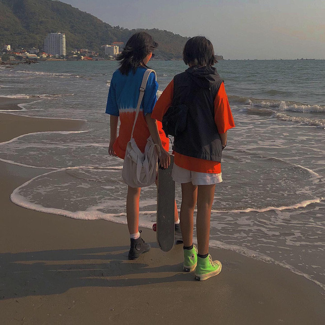 Khi những bức ảnh của cặp đôi được chia sẻ, cư dân mạng đã phải trầm trồ khen ngợi về gu thời trang "chất lượng" của hai người. Anh Thư cho biết: "Mình không có bí quyết gì hết chỉ là tụi mình thích mặc lên người những gì tụi mình thấy đẹp, thấy hợp túi tiền thôi. Vì hai người có cùng style với nhau nên khi Tú có item nào thì mình cũng đều có thể phối cùng được. Mà đa phần tụi mình ra đường chỉ mặc đồ đại thôi không hẹn gì trước nhưng đến khi gặp lại thấy Tú cũng mặc đồ ton sur ton với mình".