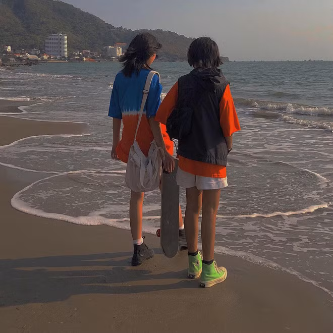 Khi những bức ảnh của cặp đôi được chia sẻ, cư dân mạng đã phải trầm trồ khen ngợi về gu thời trang "chất lượng" của hai người. Anh Thư cho biết: "Mình không có bí quyết gì hết chỉ là tụi mình thích mặc lên người những gì tụi mình thấy đẹp, thấy hợp túi tiền thôi. Vì hai người có cùng style với nhau nên khi Tú có item nào thì mình cũng đều có thể phối cùng được. Mà đa phần tụi mình ra đường chỉ mặc đồ đại thôi không hẹn gì trước nhưng đến khi gặp lại thấy Tú cũng mặc đồ ton sur ton với mình".