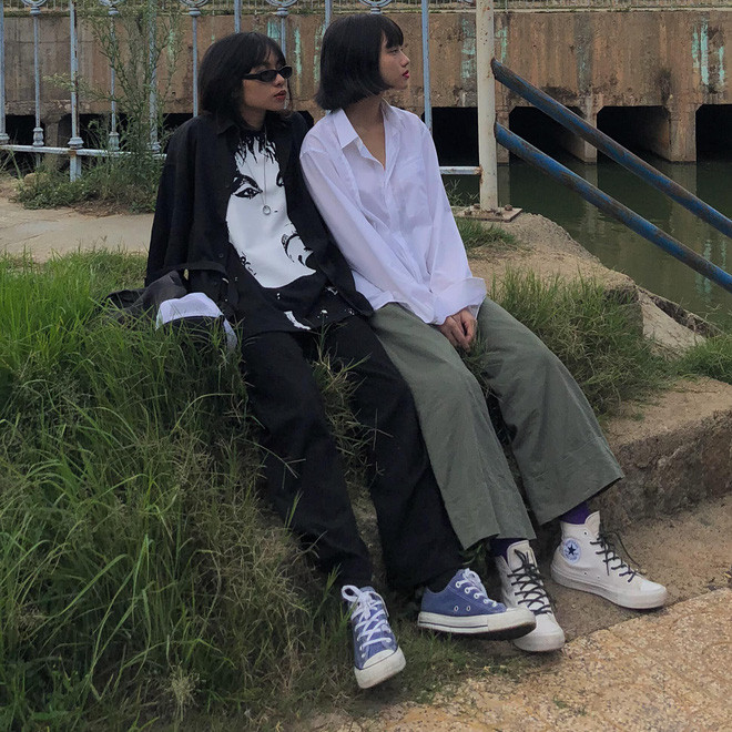 "Cũng tầm mấy hôm sau thì mình có rep story của Thư do cái hôm Converse có tổ chức leo núi nhân tạo ý, và mình cũng có tham gia, xong về đau nhức. Trùng hợp, Thư up story kêu nhức hết cả tay thì mình rep lại là “me too”. Và đó là cái mấu chốt đưa hai đứa mình đến gần nhau hơn. Sau 1 tháng tìm hiểu thì mình với Thư chính thức quen nhau và yêu nhau đến bây giờ" (Lê Tú chia sẻ).