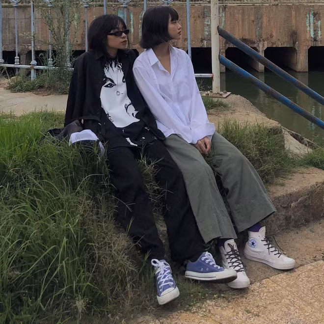 "Cũng tầm mấy hôm sau thì mình có rep story của Thư do cái hôm Converse có tổ chức leo núi nhân tạo ý, và mình cũng có tham gia, xong về đau nhức. Trùng hợp, Thư up story kêu nhức hết cả tay thì mình rep lại là “me too”. Và đó là cái mấu chốt đưa hai đứa mình đến gần nhau hơn. Sau 1 tháng tìm hiểu thì mình với Thư chính thức quen nhau và yêu nhau đến bây giờ" (Lê Tú chia sẻ).