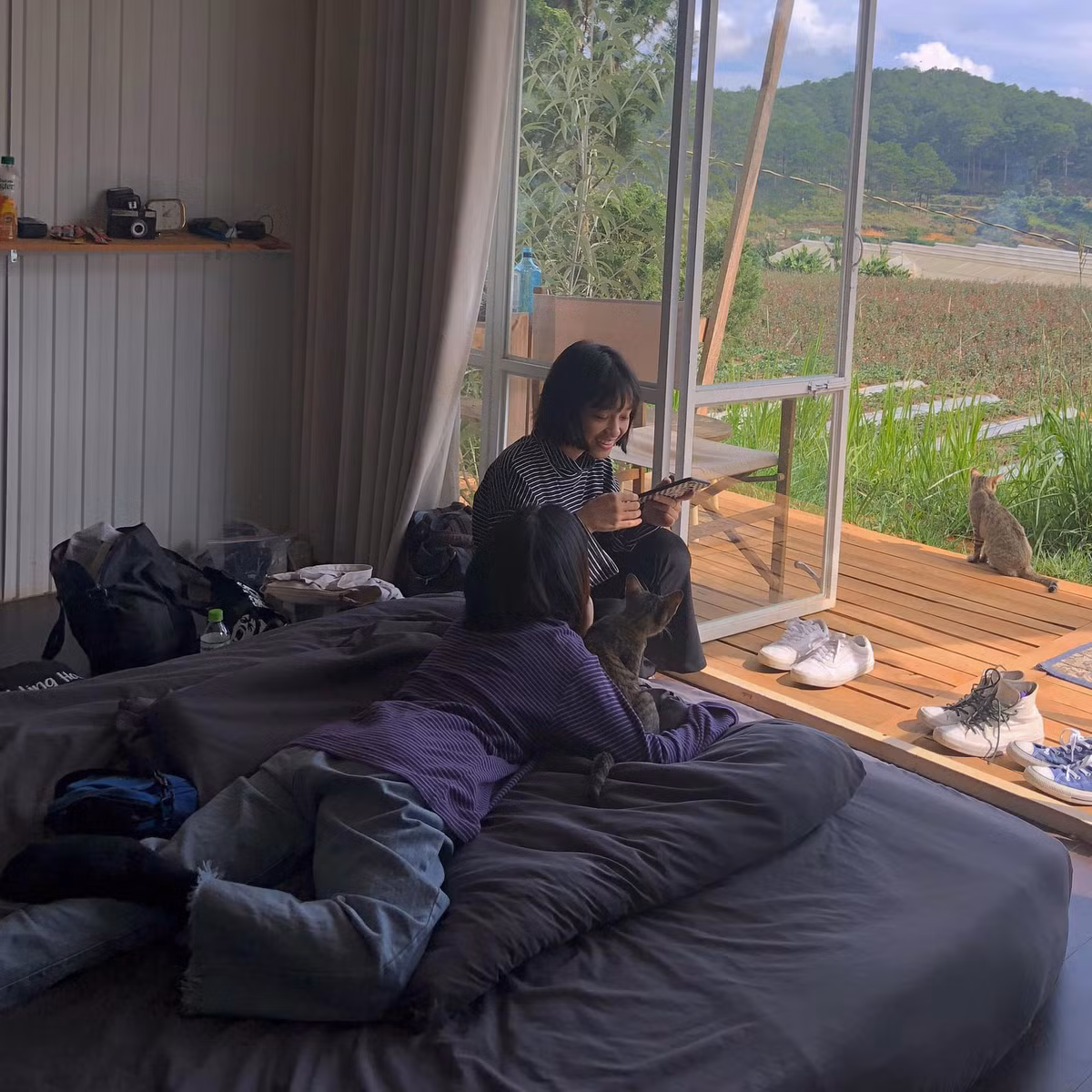 Khi đó, Anh Thư đã nói với mẹ cô rằng: “Mẹ ơi con biết là mẹ sẽ nghĩ đây chỉ là sự rung động nhất thời của con thôi vì con còn quá nhỏ trong mắt mẹ, nhưng xin mẹ hãy cho tụi con một thời gian, tụi con sẽ chứng minh cho mẹ thấy tụi con thật sự nghiêm túc”.