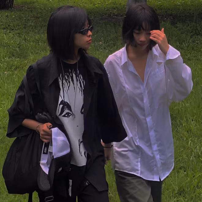 Buổi gặp đầu tiên của hai người là tại Nhà hát Thành phố. Lê Tú đã ấn tượng ngay với một cô nhóc 16 tuổi có cách nói chuyện và suy nghĩ rất trưởng thành, lại còn thông minh và thích nghệ thuật. Còn với Anh Thư, Tú là người rất tinh tế, suy nghĩ chín chắn, cũng có lúc ngọt ngào, có lúc hài hước và là người hoạt ngôn, biết quan tâm đến người xung quanh. Cặp gái xinh LGBT nhận thấy sự tương đồng về quan điểm và sở thích nên nói chuyện ngày càng nhiều, từ đó, hai người càng thêm thích đối phương hơn.