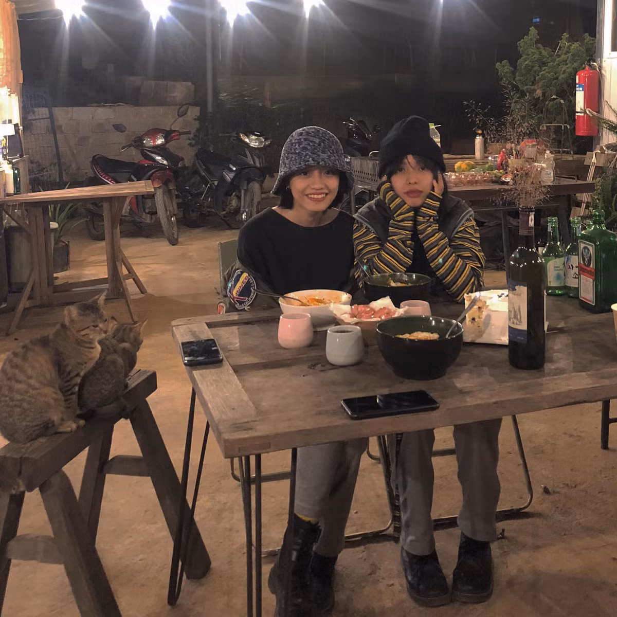 Tú tâm sự: "Khó khăn nhất là Thư vì Thư còn nhỏ tuổi, và với cái tuổi đang lớn như vậy thì thường gia đình sẽ cho rằng Thư chỉ là cảm giác nhất thời muốn đi tìm thử thôi chứ chẳng phải yêu đương gì, và tụi mình đã đoán trước được điều đó, sau khi Thư comeout với mẹ xong thì mẹ có nói với Thư như vậy thật".