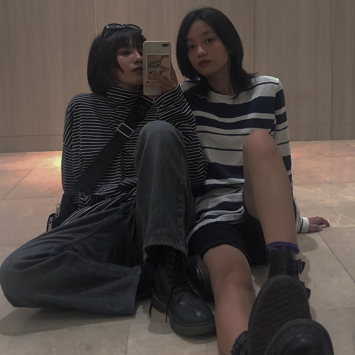 Còn Anh Thư, cô nàng đã làm một quyển sổ lưu lại hết hình ảnh trong suốt quá trình yêu nhau của cả hai. Anh Thư kể lại: "Mình in hết các tấm ảnh của hai đứa, dán vào sổ rồi ghi chú thích là ngày gì, đã làm gì và suy nghĩ của bản thân về ngày hôm đó. Mình sợ làm không kịp nên nói dối Tú đi ngủ sớm để ráng thức tới 4h sáng để làm. Và sau 1 ngày rưỡi là mình hoàn thành nó".