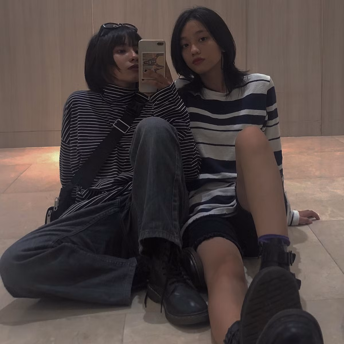 Còn Anh Thư, cô nàng đã làm một quyển sổ lưu lại hết hình ảnh trong suốt quá trình yêu nhau của cả hai. Anh Thư kể lại: "Mình in hết các tấm ảnh của hai đứa, dán vào sổ rồi ghi chú thích là ngày gì, đã làm gì và suy nghĩ của bản thân về ngày hôm đó. Mình sợ làm không kịp nên nói dối Tú đi ngủ sớm để ráng thức tới 4h sáng để làm. Và sau 1 ngày rưỡi là mình hoàn thành nó".