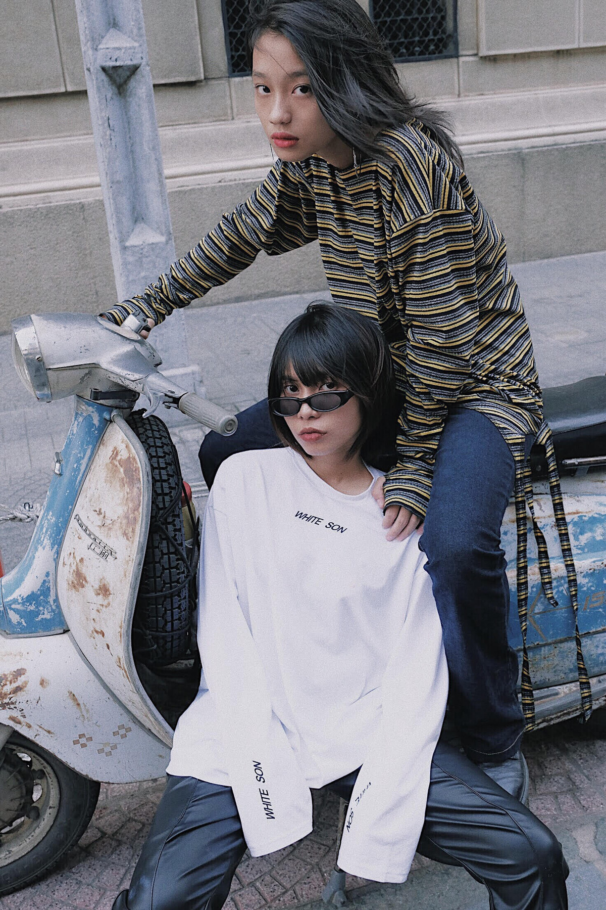 Dám đương đầu với những khó khăn và được sống là chính mình, một cặp gái xinh ở Sài Gòn đã dũng cảm chia sẻ câu chuyện tình của họ và nhận được nhiều sự quan tâm từ phía cộng đồng mạng. Đó là câu chuyện của Lê Tú (23 tuổi) và Anh Thư (17 tuổi).