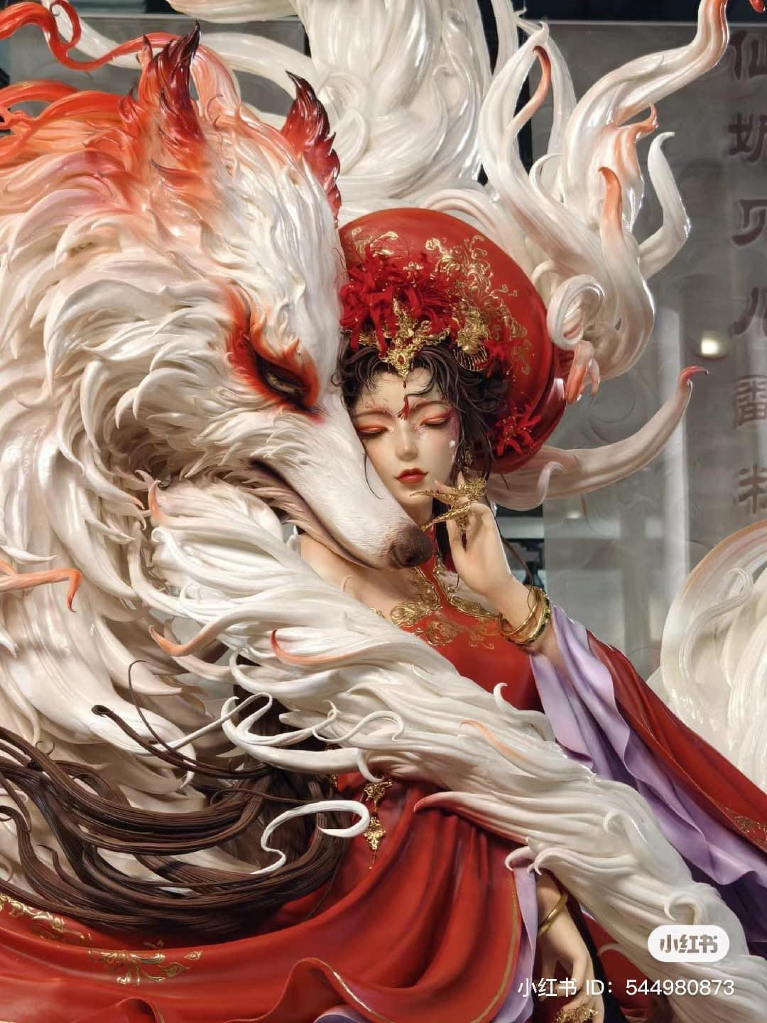 “Vua Bánh Kẹo” là biệt danh của một đầu bếp tên Châu Nghị, những tác phẩm làm bánh của anh đạt đến một level đỉnh cao khác của nghệ thuật bánh kem fondant, tiểu biểu là tác phẩm Cữu Vĩ Hữu Linh cao 4m, nặng 2 tấn được trưng bày trong Triển lãm làm bánh 2024 tại Thượng Hải gây trầm trồ cực mạnh vì độ kì công của nó.