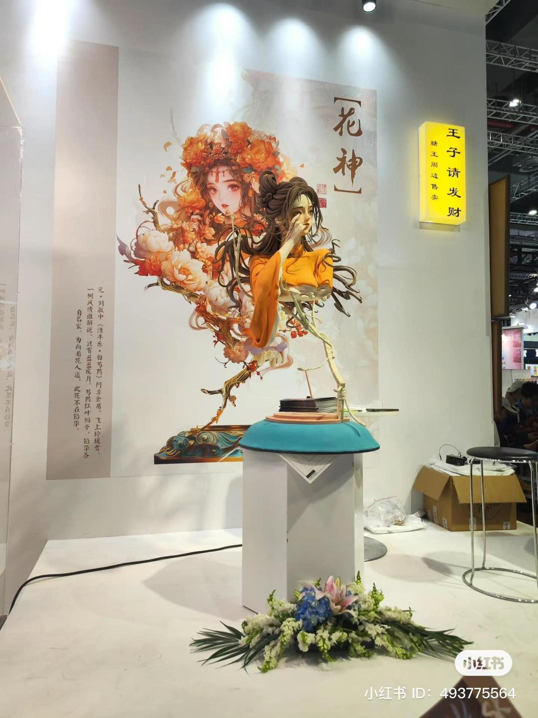 Những tác phẩm được trưng bày trong tủ kính để đảm bảo điều kiện về môi trường và nhiệt độ.