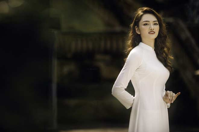 Ở độ tuổi 21, Nguyễn Thu Hoài đã là một trong những cây chuyền hai xuất sắc ở đội tuyển bóng chuyền nữ Việt Nam. Người đẹp quê Thái Bình từng giành danh hiệu “Chuyền hai xuất sắc nhất giải vô địch trẻ Đông Nam Á 2016”, cùng đội nhà vào top 4 giải U19 châu Á và mới nhất là HCB SEA Games 30.