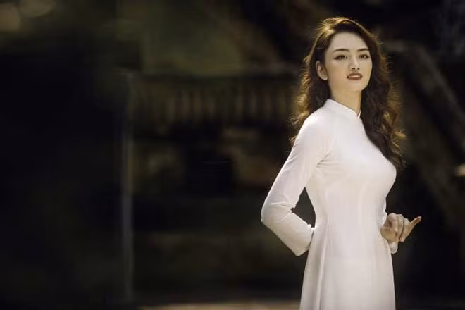 Ở độ tuổi 21, Nguyễn Thu Hoài đã là một trong những cây chuyền hai xuất sắc ở đội tuyển bóng chuyền nữ Việt Nam. Người đẹp quê Thái Bình từng giành danh hiệu “Chuyền hai xuất sắc nhất giải vô địch trẻ Đông Nam Á 2016”, cùng đội nhà vào top 4 giải U19 châu Á và mới nhất là HCB SEA Games 30.