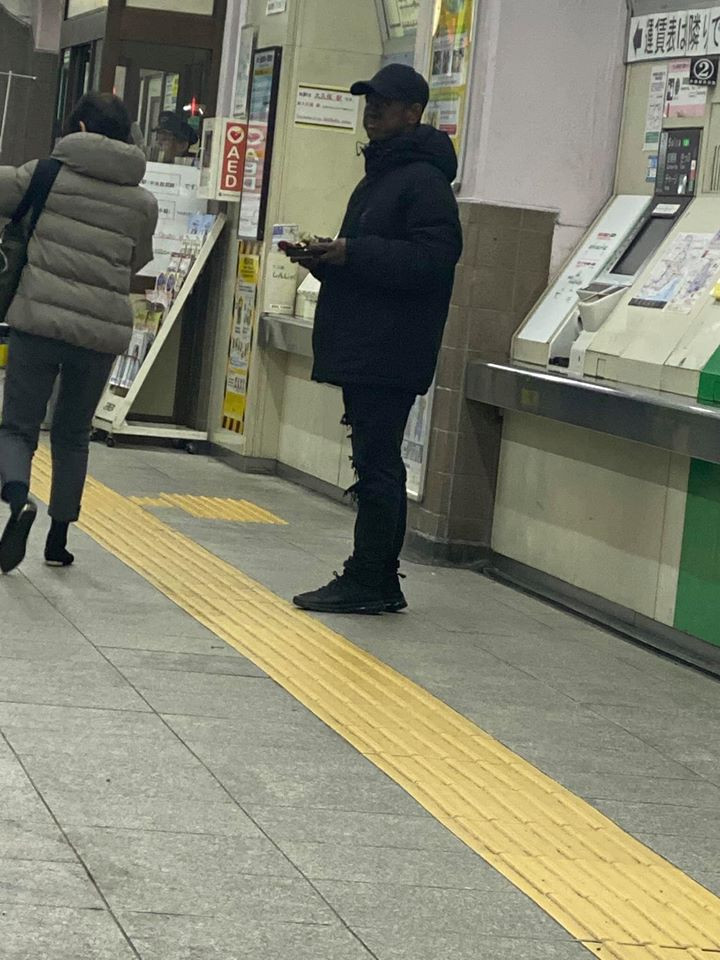 Ngay sau khi được đăng tải, nhiều người đã tỏ ra vô cùng phẫn nộ trước hình ảnh này. "Ở Việt Nam thì người dân hoang mang mà những người con xa xứ lại lợi dụng điều đó để xin tiền. Cosplay cũng phải có ngày chứ không thể phơi cái mặt đen ra phố doạ người được" - Người dùng B.A.N bức xúc.