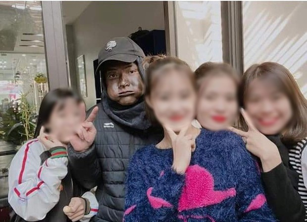 Trước đó, tại Việt Nam cũng đã có nhiều nam thanh niên dựa trên hình ảnh của "ăn mày mặt đen" để hoá trang ra đường chụp ảnh câu like, doạ người khiến cộng đồng mạng phẫn nộ. Trong khi vụ việc đang khiến người dân hoang mang, lo lắng thì một bộ phận giới trẻ lại lấy ra làm trò đùa.