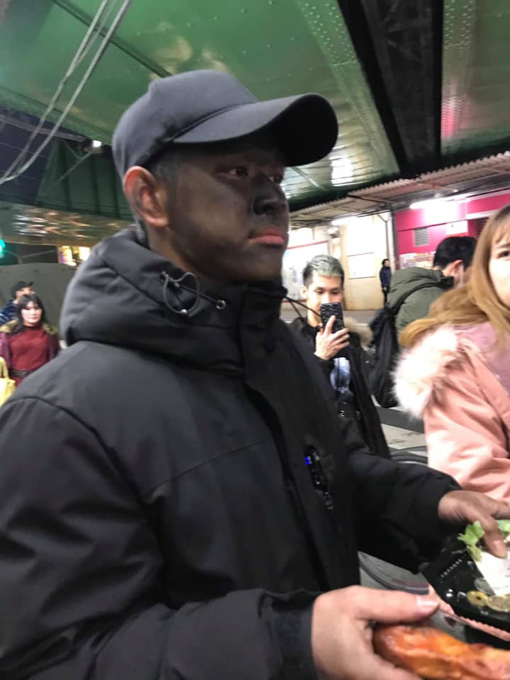 Sự xuất hiện của nam thanh niên mặt đen khiến nhiều người dân Nhật khiếp vía, thậm chí không thể hiểu nổi người này muốn gì từ họ.