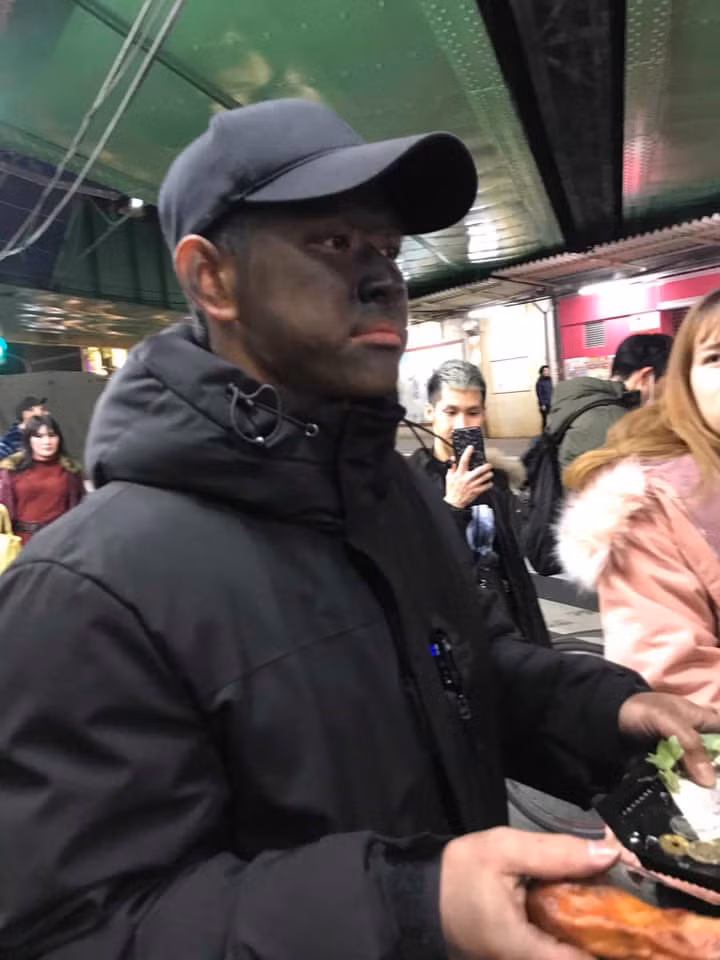 Sự xuất hiện của nam thanh niên mặt đen khiến nhiều người dân Nhật khiếp vía, thậm chí không thể hiểu nổi người này muốn gì từ họ.