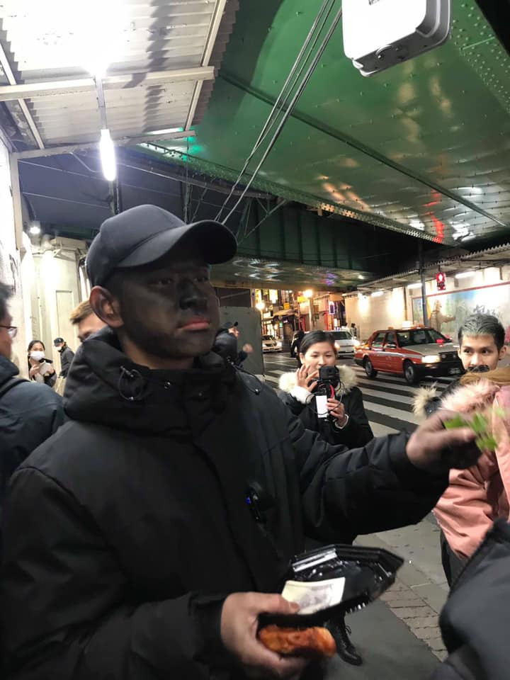 Mới đây, một người sinh sống tại Nhật Bản đăng tải lên Facebook hình ảnh một thanh niên cố tình cosplay "ăn mày mặt đen" để xin tiền trên đường phố tại Nhật Bản.