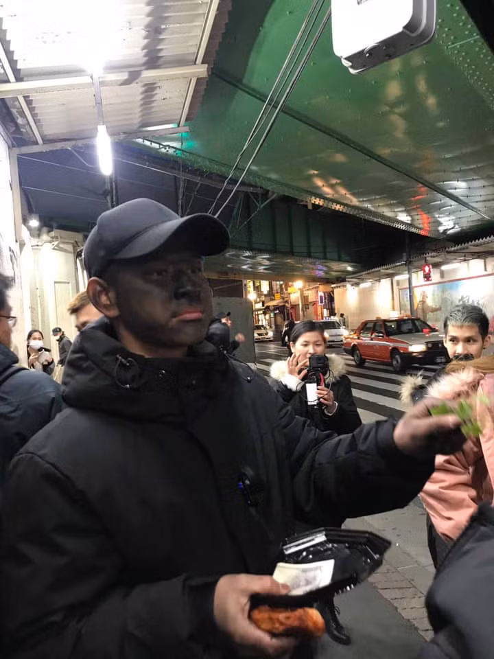 Mới đây, một người sinh sống tại Nhật Bản đăng tải lên Facebook hình ảnh một thanh niên cố tình cosplay "ăn mày mặt đen" để xin tiền trên đường phố tại Nhật Bản.