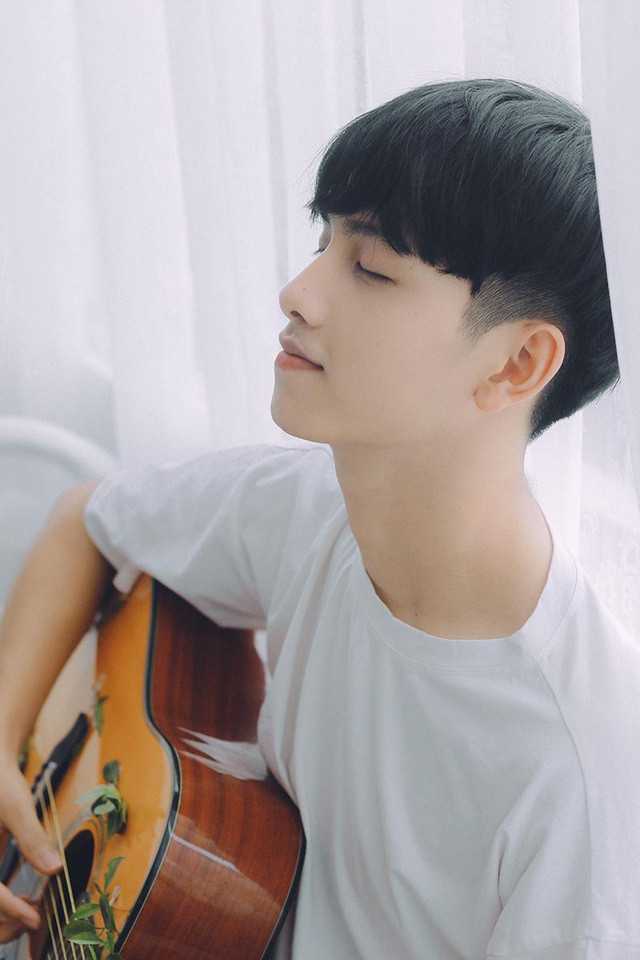 Việc nhận làm mẫu ảnh giúp nam sinh điển trai trang trải chi phí học tập, sinh hoạt trên thành phố.