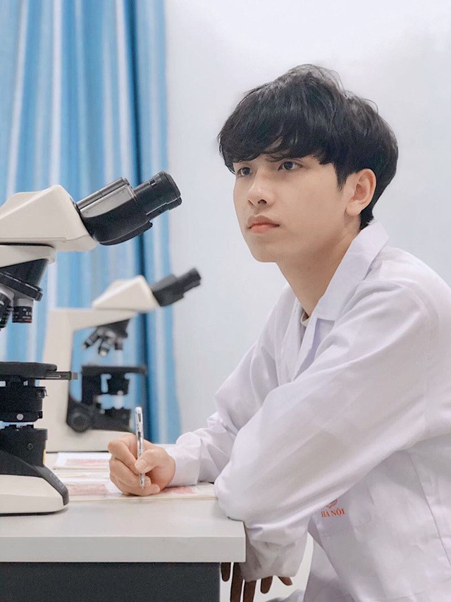 Dù đã cố gắng rất nhiều và có nền tảng kiến thức tốt nhưng Anh Dũng vẫn không khỏi bất ngờ thời gian đầu theo học tại trường Y vì chương trình khá nặng, lượng kiến thức lớn.