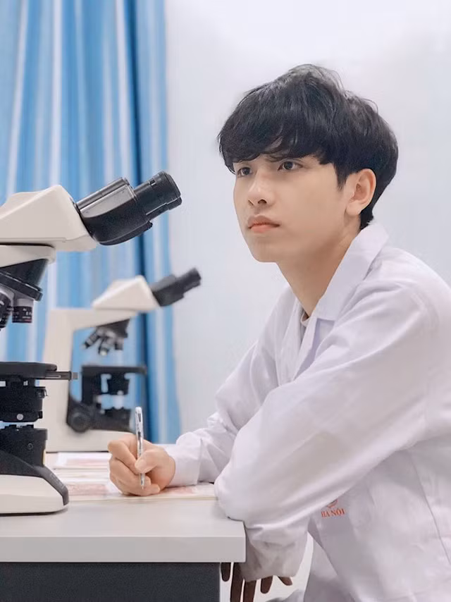 Dù đã cố gắng rất nhiều và có nền tảng kiến thức tốt nhưng Anh Dũng vẫn không khỏi bất ngờ thời gian đầu theo học tại trường Y vì chương trình khá nặng, lượng kiến thức lớn.