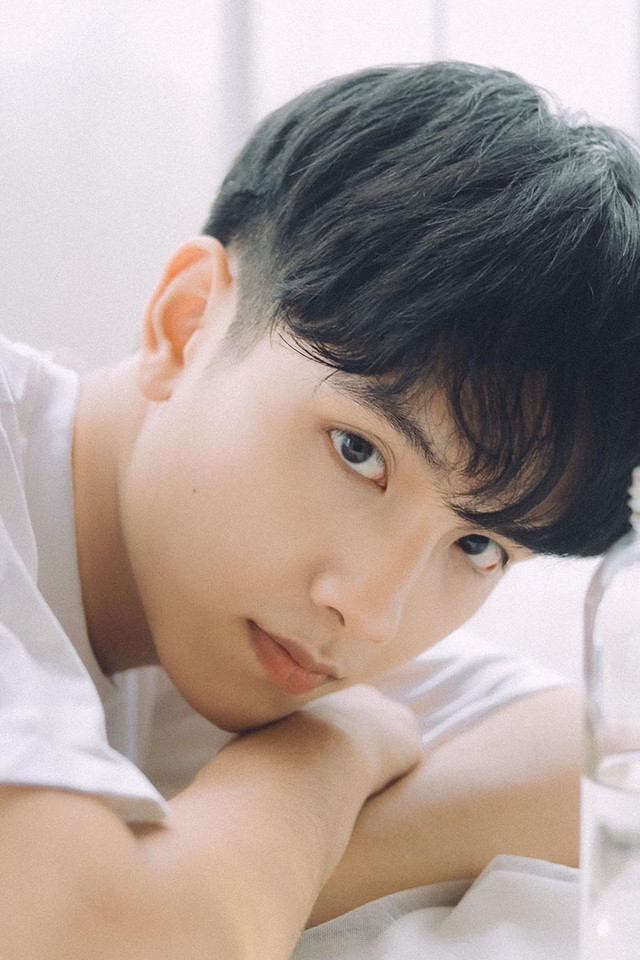 "Mới đầu vào trường mình cũng khá sốc về sự thay đổi về kiến thức, cũng như cách học thi. Đối với mình môn nào cũng khó khi đòi hỏi nhiều kiến thức học thuật. Dù giỏi cỡ mấy thì với lượng kiến thức khổng lồ vẫn cần phải bỏ ra một quỹ thời gian khá lớn mới có thể sống sót qua mùa thi. Bởi thế, mình cố gắng chăm chỉ nghe giảng, tự nghiên cứu qua sách vở, internet, không ngừng học hỏi" - Anh chàng chia sẻ.