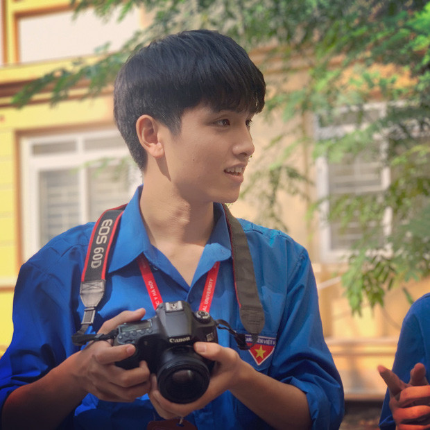 Được biết, hot boy trường Y đang nổi rần rần trên mạng xã hội là Trần Anh Dũng (sinh năm 2001, quê Hòa Bình), hiện anh chàng đang là sinh viên năm nhất ngành Răng - Hàm - Mặt, Đại học Y Hà Nội.