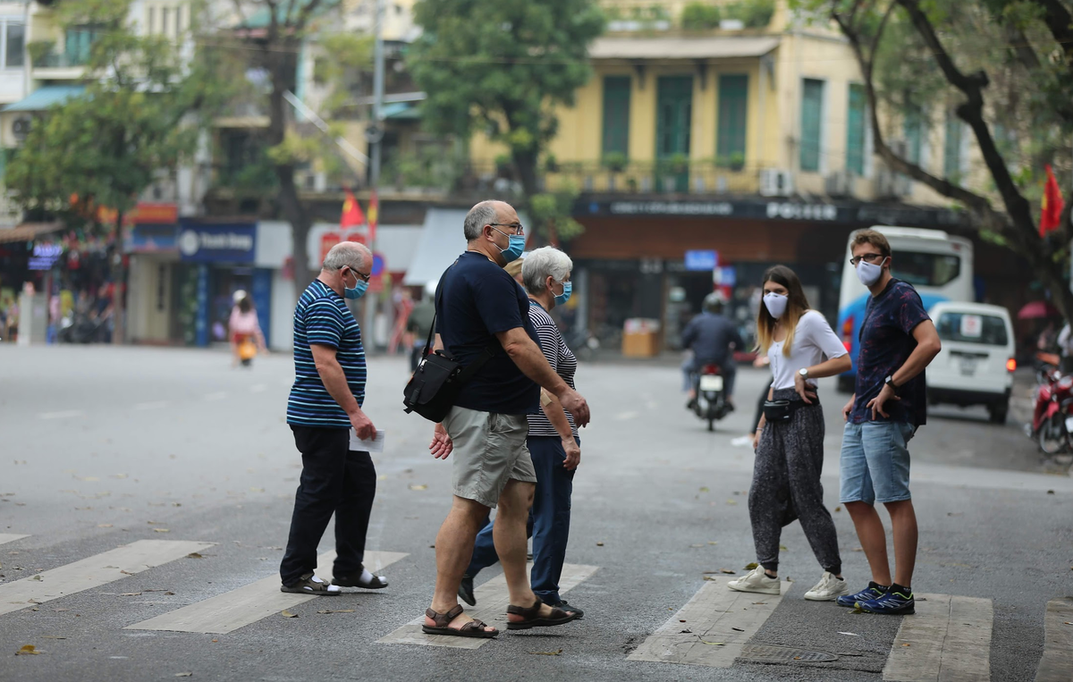 Bên cạnh đó, cũng có một số khách du lịch đã có ý thức đeo khẩu trang. Tuy nhiên, theo nhiều dân mạng, tỷ lệ này chỉ chiếm 30% du khách tại Hồ Gươm.