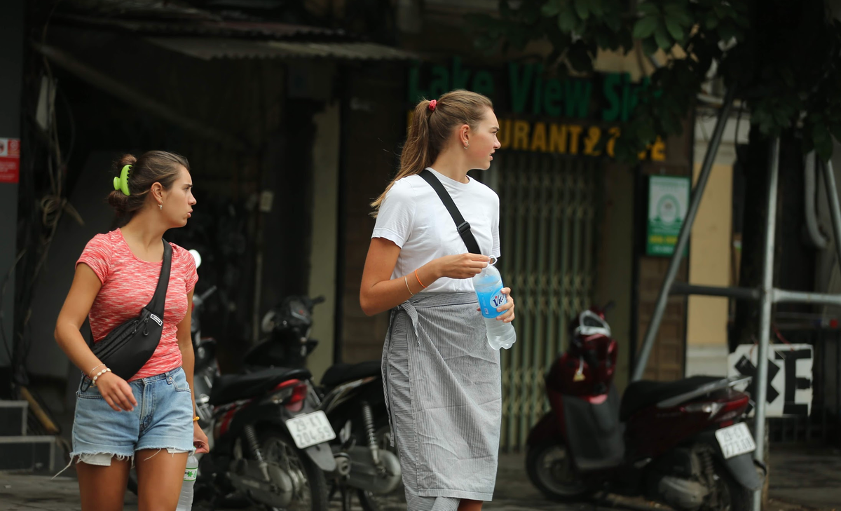Lý do được những du khách nước ngoài đưa ra việc không đeo khẩu trang vì họ không có bệnh, khẩu trang chỉ dành cho những người nhiễm Covid-19 để tránh lây lan. Hơn nữa việc sử dụng trang bị này khiến họ cảm thấy bí bách, khó thở.