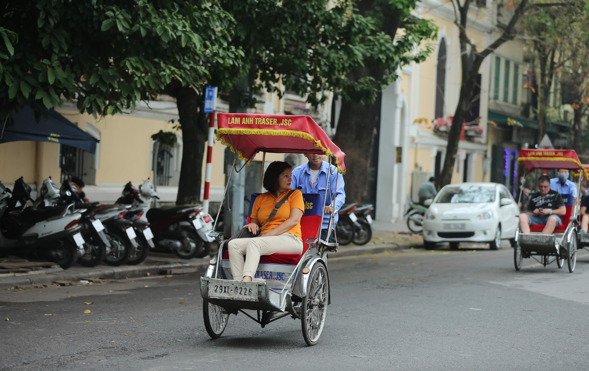 Dan tinh buc xuc du khach nuoc ngoai “luoi” deo khau trang giua dich Covid-19