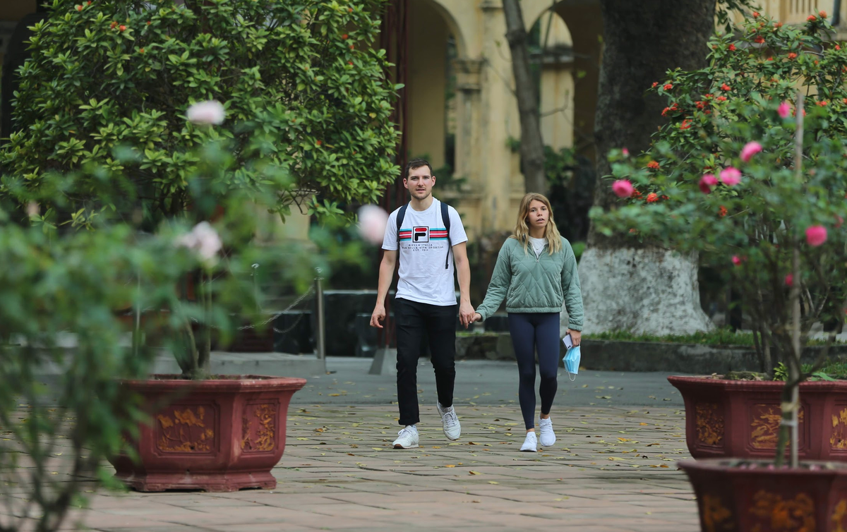 Nhiều người có đem theo khẩu trang nhưng không sử dụng, họ thoải mái nắm tay, ôm ấp dù hành động này đã được khuyến cáo là hạn chế vì dẫn dễ khiến virus lây lan nhanh chóng.