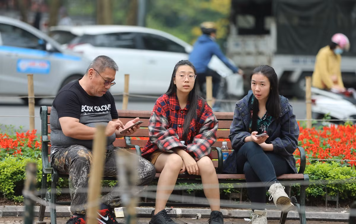 Không chỉ có du khách Châu Âu mà các khách du lịch châu Á cũng chủ quan, không đeo khẩu trang khi tới Việt Nam. Những hình ảnh này khiến dân mạng vô cùng bức xúc.