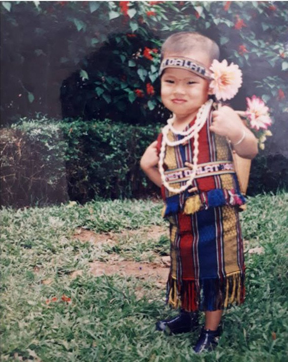 "Xem ảnh của các bác mà em cười không thể ngậm được mồm luôn. Tuổi thơ dữ dội thật", "Bố mẹ cứ xuýt xoa sao ngày xưa mình đẹp trai thế nhưng nhìn ảnh chỉ muốn độn thổ" - Dân mạng hài hước bình luận. Ảnh: Lưu Khả Vy.