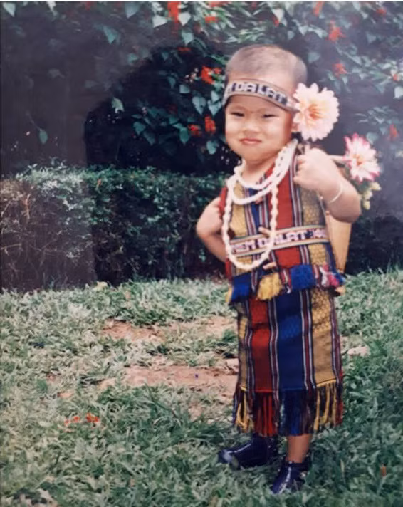 "Xem ảnh của các bác mà em cười không thể ngậm được mồm luôn. Tuổi thơ dữ dội thật", "Bố mẹ cứ xuýt xoa sao ngày xưa mình đẹp trai thế nhưng nhìn ảnh chỉ muốn độn thổ" - Dân mạng hài hước bình luận. Ảnh: Lưu Khả Vy.