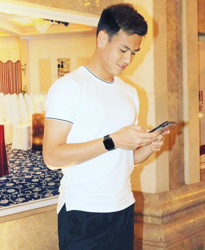 Vì bị hai thẻ vàng ở vòng loại nên trong trận đối đầu giữa U23 Việt Nam và U23 UAE vào tối 10/1 tới, Hồ Tấn Tài sẽ không thể ra sân thi đấu. Tuy vậy anh chàng tỏ ra khá thoải mái và chăm chỉ luyện tập, dành sức cho các trận tiếp theo.