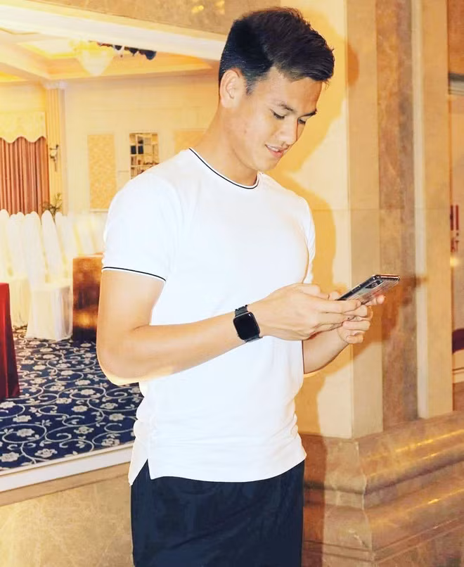 Vì bị hai thẻ vàng ở vòng loại nên trong trận đối đầu giữa U23 Việt Nam và U23 UAE vào tối 10/1 tới, Hồ Tấn Tài sẽ không thể ra sân thi đấu. Tuy vậy anh chàng tỏ ra khá thoải mái và chăm chỉ luyện tập, dành sức cho các trận tiếp theo.