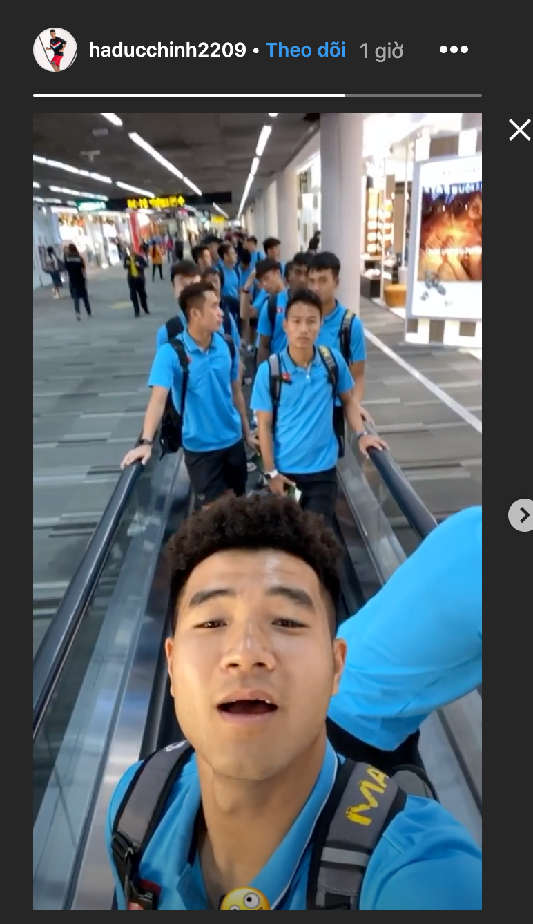 Sáng sớm ngày 6/1, Đức Chinh khoe ảnh cùng các cầu thủ U23 Việt Nam đi luyện tập. Đây được coi là khoảng thời gian khá căng thẳng của đội tuyển khi chỉ còn vài ngày nữa là vòng chung kết sẽ diễn ra.