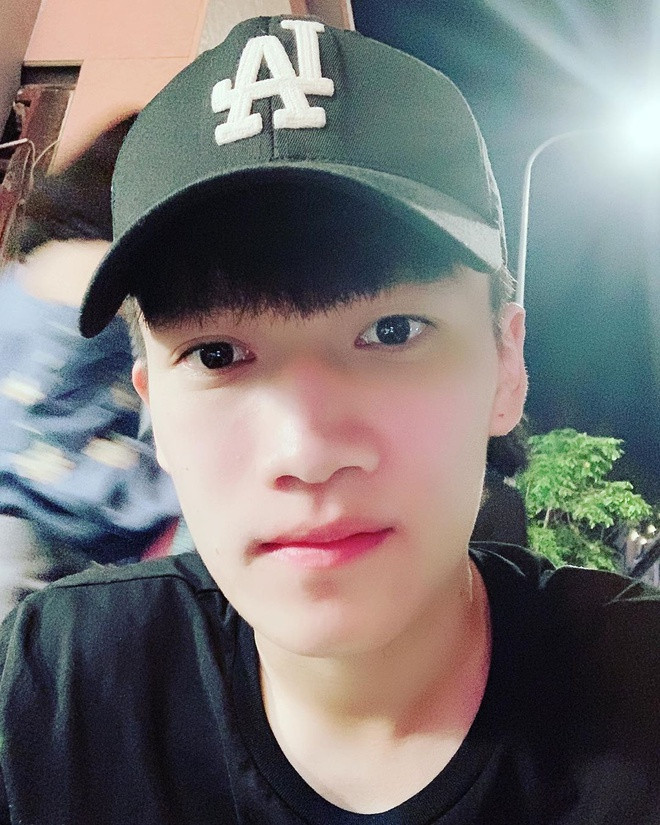 Hoàng Đức không hổ danh là visual đội tuyển U23 Việt Nam khi sở hữu vẻ điển trai, nước da trắng dù thường xuyên luyện tập, thi đấu dưới trời nắng.