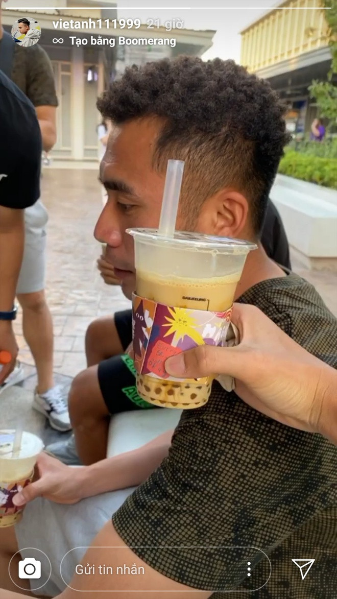 Các cầu thủ thử thưởng thức trà sữa, ngồi vỉa hè tại Thái Lan vào chiều ngày 4/1.