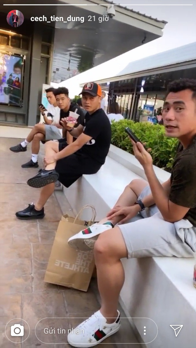 Nhóm hài "5 ngón tay" mặc dù thiếu Văn Hậu nhưng bù lại có Bùi Hoàng Việt Anh rất thân thiết khi đi đâu cũng có nhau.