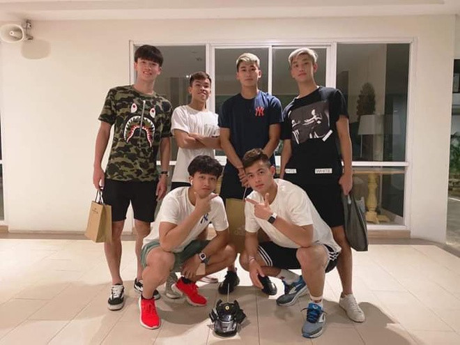 Dàn cầu thủ cực phẩm của đội tuyển U23 Việt Nam rất chăm chỉ tạo dáng bên nhau. Mặc dù không có tên trong danh sách tham dự VCK U23 Châu Á 2020 nhưng Nhâm Mạnh Dũng và Trần Đình Trọng hiện vẫn đang ở lại Thái Lan.