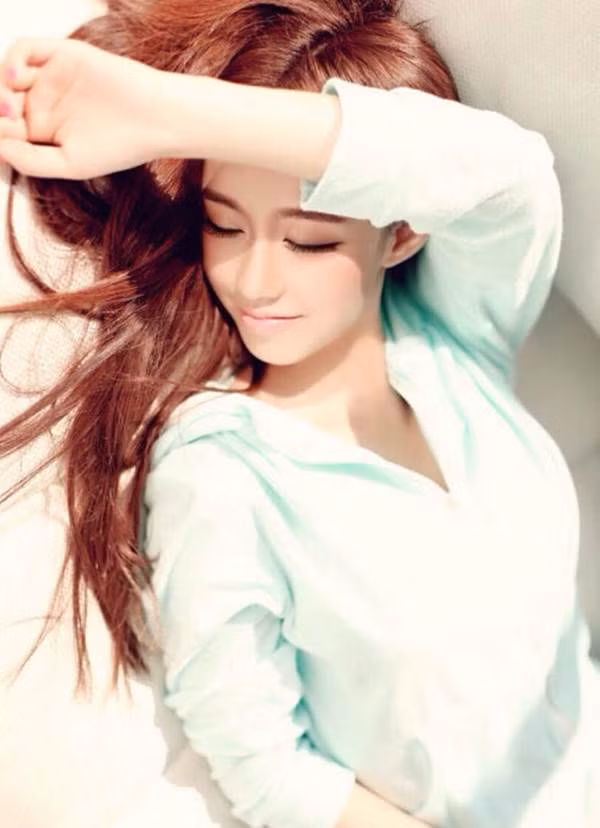 Xem thêm một số hình ảnh khác của mỹ nhân 9X Khang Du Thiến.