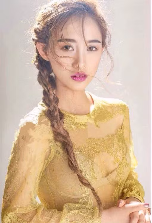 Những hình ảnh của mỹ nữ học đường này có sức lan tỏa nhanh chóng bởi vẻ xinh đẹp đa dạng của cô nàng, khi thì thuần khiết ngây thơ, khi lại sang trọng, quý quái, lúc lại trẻ trung quyến rũ.