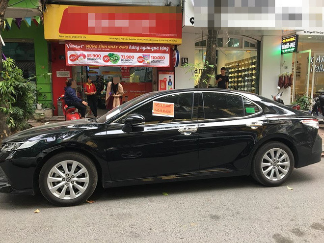 Vì chiếc ô tô đỗ trước cửa siêu thị nên khiến nhiều người di chuyển khó khăn. Không lâu sau đó, trên kính của ô tô xuất hiện những tờ giấy in dòng chữ "vô ý thức" khiến nhiều người xung quanh chú ý. Được biết, sự việc xảy ra trên phố Trần Quý Kiên, Hà Nội.